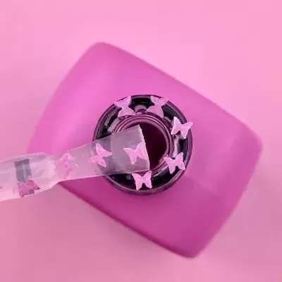 Frasco de verniz de unhas rosa com pincel decorado com borboletas