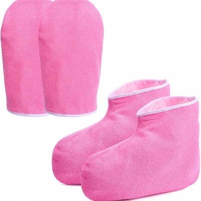 Conjunto de sapatos e luvas felpudos cor-de-rosa