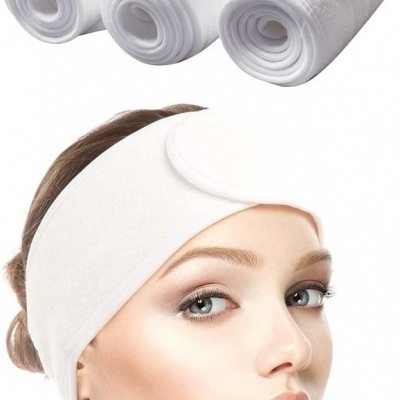 Três toalhas brancas e mulher com faixa branca na cabeça