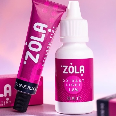Tubo rosa magenta e frasco branco de produtos ZOLA com etiquetas rosa magenta sobre fundo rosa