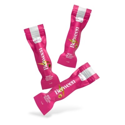 Saquetas flexíveis cor-de-rosa e branco com texto Between e informações do produto.