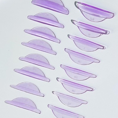 Conjunto de peças plásticas lilás semitransparentes com números gravados