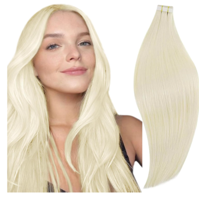 Extensões de cabelo loiro muito claro junto a jovem mulher com cabelo comprido ondulado da mesma cor