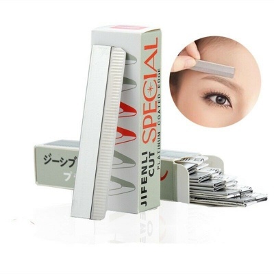 Cera depilatória para sobrancelhas com lâminas metálicas e embalagem branca com texto