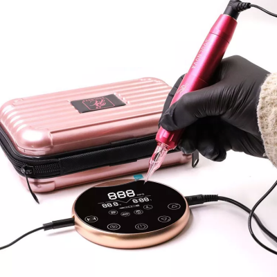 Máquina de tatuagem com painel digital, caneta cor-de-rosa, e estojo metálico cor-de-rosa