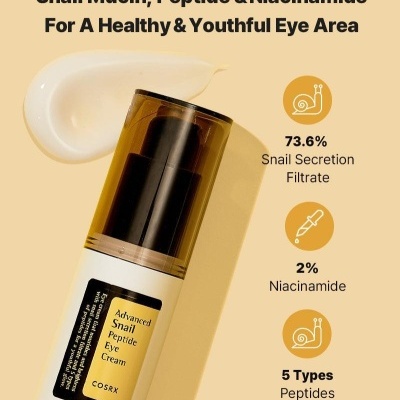 Creme para olhos COSRX Advanced Snail Peptide Eye Cream com composição e benefícios destacados em fundo amarelo claro