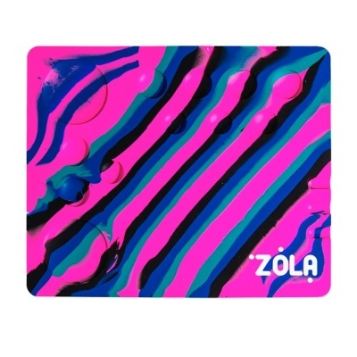 Tapete de jogo colorido com padrão ondulado e texto ZÖLA