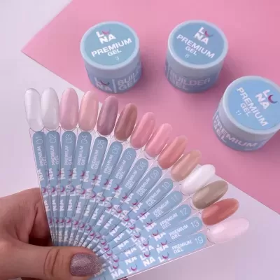 Amostras de verniz em gel em tons neutros e rosas com frascos LUNA PREMIUM GEL ao fundo.