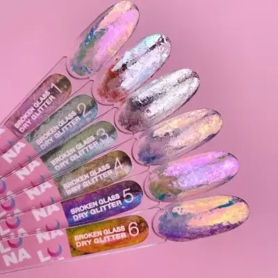 Paletas de amostras de verniz de unhas brilhante e iridescente, numeradas de 1 a 6 em fundo rosa