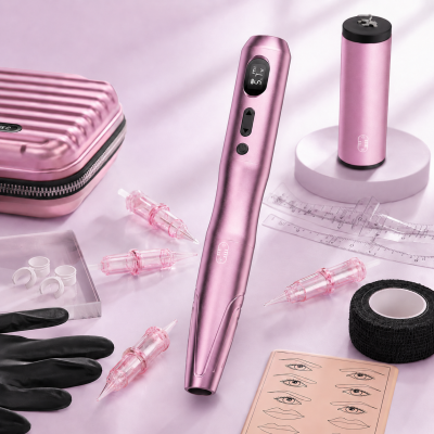 Kit para maquilhagem permanente com caneta rosa e acessórios em fundo rosa.