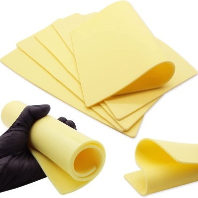 Mantas amarelas flexíveis em várias posições