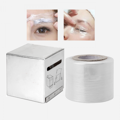 Película plástica transparente em aplicação facial, caixa metálica e rolo de película.