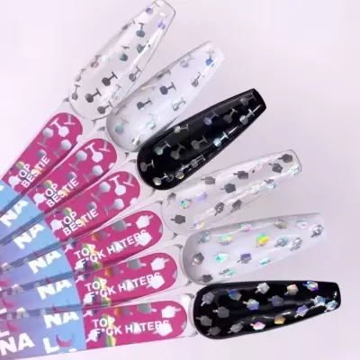 Amostras de unhas postiças com padrões holográficos e texto nas tiras