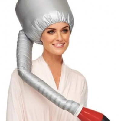 Secador de cabelo grande prateado com tubo flexível e secador vermelho nas mãos