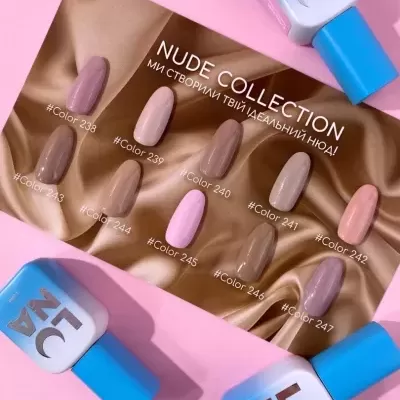 Amostras de verniz de unhas nude em cartão com garrafas de verniz azuis e fundo rosa.