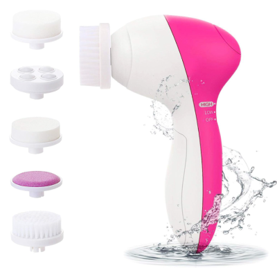 Aparelho de limpeza facial elétrico branco e rosa com cinco escovas intercambiáveis