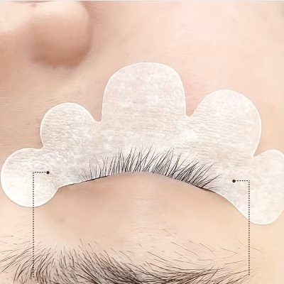 Patch adesivo branco em formato curvo sob o olho para proteção de pestanas