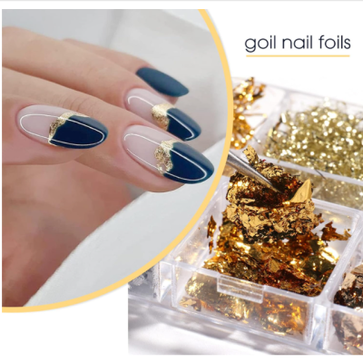 Unhas decoradas com verniz azul, verniz transparente e folhas douradas, folhas de ouro para unhas em recipientes transparentes