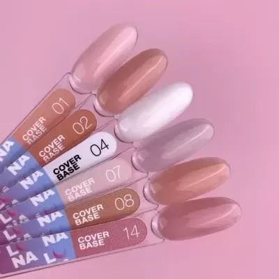 Amostras de verniz de unhas nude e branco com etiquetas COVER BASE em fundo rosa.