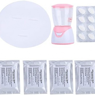 Kit de cuidados faciais com disco plástico, liquidificador branco e rosa, comprimidos em embalagem prateada e quatro sachês prateados.