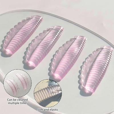 Quatro peças rosa translúcidas com ranhuras e bolinhas numa superfície branca