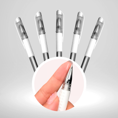 Cinco canetas esferográficas brancas com tampa transparente e detalhe de uma caneta na mão.