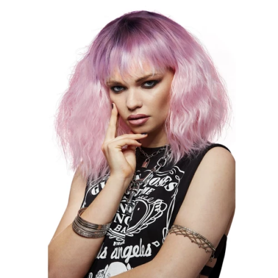 Mulher com cabelo cor-de-rosa ondulado e top preto com estampado branco