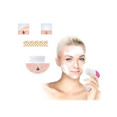 Dispositivo elétrico de limpeza facial usado por mulher aplicando espuma no rosto