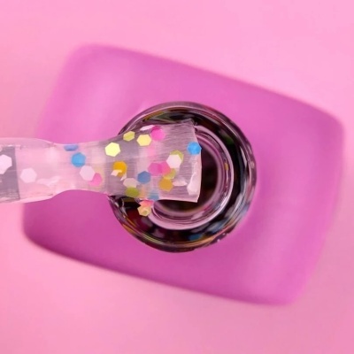 Frasco de verniz de unhas violeta com pincel e brilhos coloridos