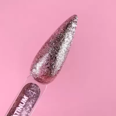 Amostra de verniz de unhas rosa metálico com glitter e texto PLATINUM GEL 4 no suporte.