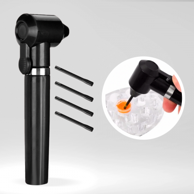 Dispositivo de limpeza preto com quatro ponteiras finas removíveis num fundo cinzento