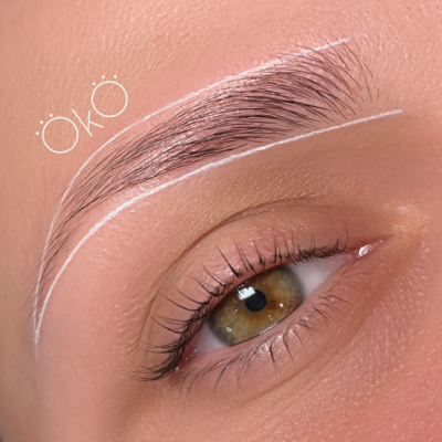 Close-up de olho com sobrancelha natural e linhas brancas desenhadas