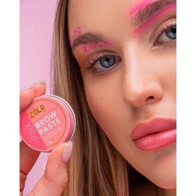 Produto rosa ZOLA PINK BROW PASTE com maquilhagem rosa em mulher de cabelo loiro e olhos azuis