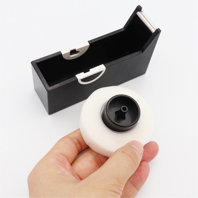 Roda branca com centro preto e caixa preta aberta