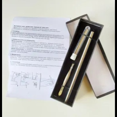 Conjunto de ferramentas metálicas numa caixa preta com documento de instruções.