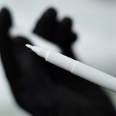 Marcador branco com ponta fina e mão de luva preta