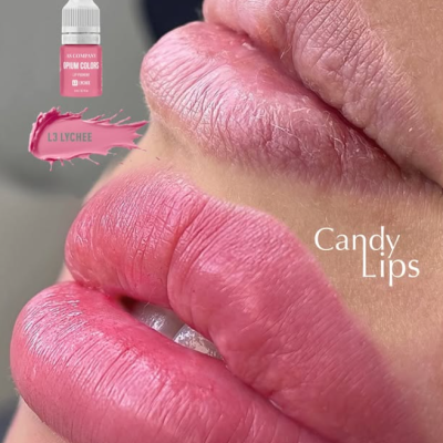 Lábios com batom rosa e embalagem de produto cosmético