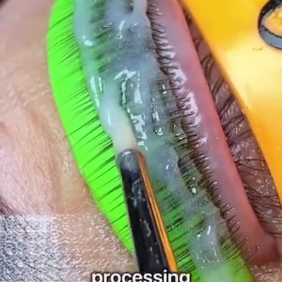 Aplicação de produtos Zola em pestanas para lifting visível