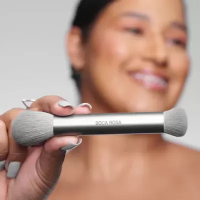 Pincel duplo de maquilhagem BOCA ROSA com cerdas cinzentas e cabo metálico prateado