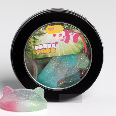 Caixa preta redonda com pads de limpeza facial em forma de panda translúcidos com glitter