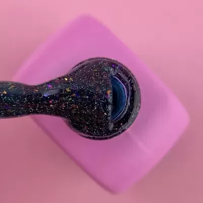 Pincel com verniz de unha preto com glitter multicolorido e frasco rosa