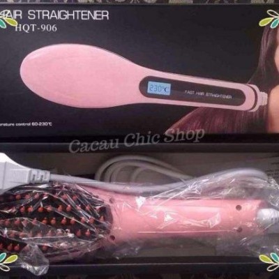 Escova alisadora de cabelo rosa com display digital e cabo elétrico dentro de embalagem preta