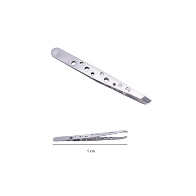 Pinça metálica prateada com furos decorativos e ponta inclinada.