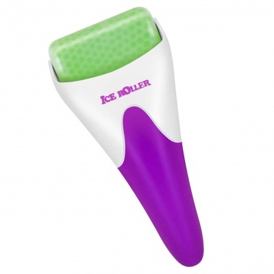 Rolo de massagem facial ICE ROLLER com punho branco e roxo e superfície verde em silicone.