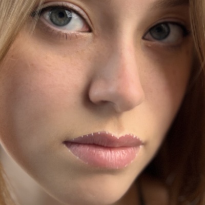 Retrato aproximado de mulher loira com olhos azuis e lábios naturais