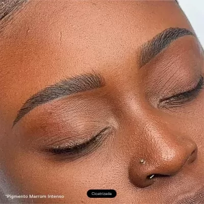 Rosto feminino com sobrancelhas pintadas e piercing no nariz