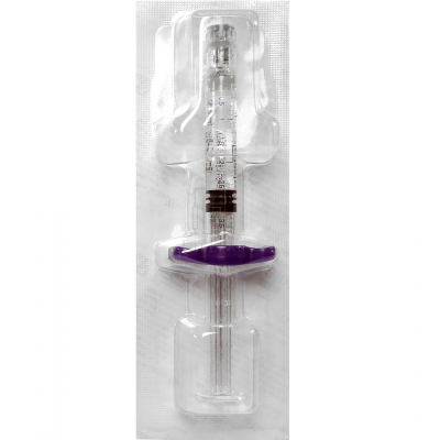 Seringa médica descartável com suporte roxo na embalagem plástica