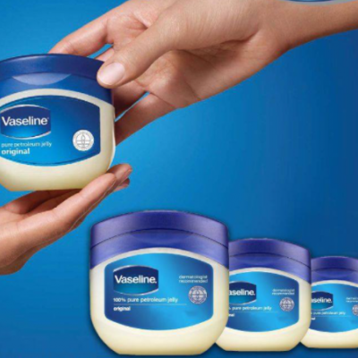 Frascos de Vaseline petroleum jelly original com tampas azuis e rótulos azuis