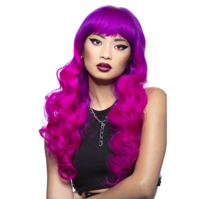 Mulher com cabelo rosa vibrante ondulado e franja, top preto e corrente prateada, fundo branco.
