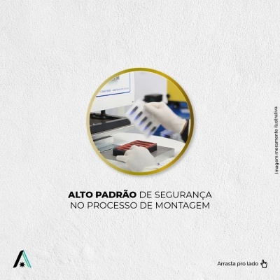 Mãos com luvas a manusear peças junto a máquina branca com texto, moldura dourada, fundo branco e texto promocional